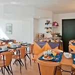 Hotel apartamentowy Adagio Access La Defense - Place Charras Courbevoie