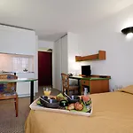 Adagio Access La Defense - Place Charras 3* Courbevoie