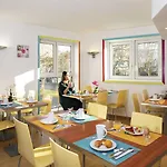 Adagio Access La Defense - Place Charras 3* Courbevoie