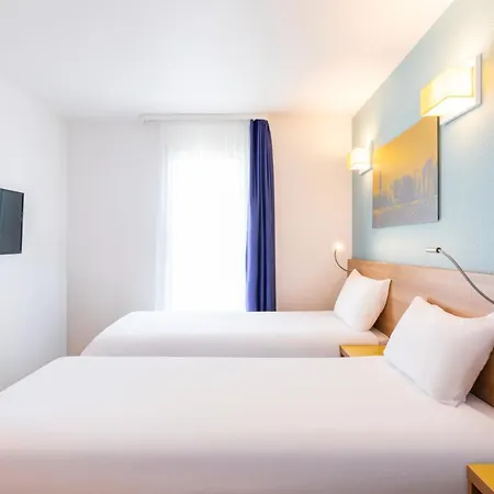 Adagio Access La Defense - Place Charras Aparthotel 3*