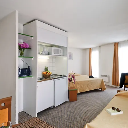 Adagio Access La Defense - Place Charras Aparthotel
