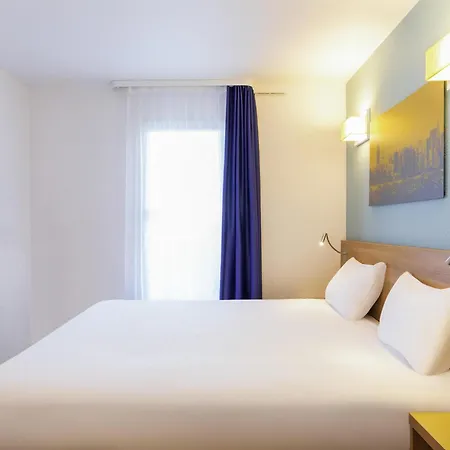 Adagio Access La Defense - Place Charras Aparthotel