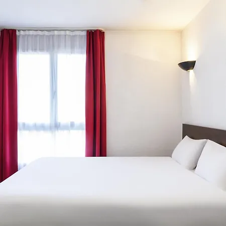 Adagio Access La Defense - Place Charras Aparthotel 3*