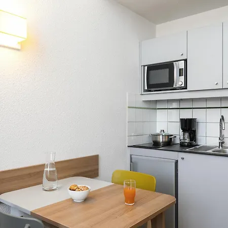 Adagio Access La Defense - Place Charras 3* Courbevoie