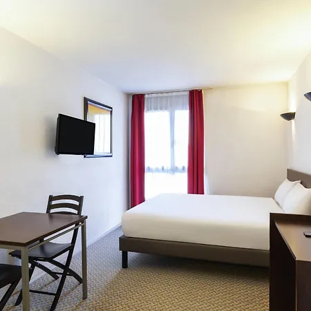 Adagio Access La Defense - Place Charras Aparthotel 3*