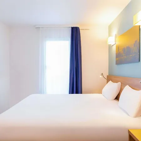 Adagio Access La Defense - Place Charras Aparthotel 3*