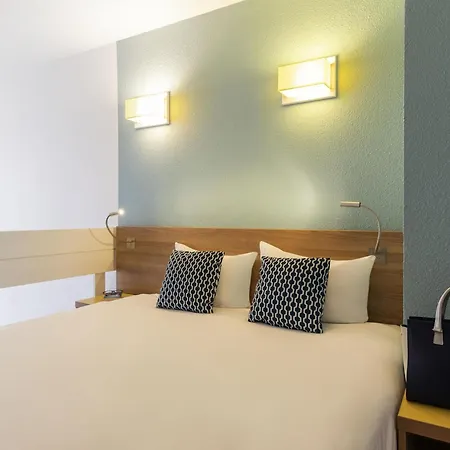 Adagio Access La Defense - Place Charras Aparthotel 3*