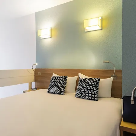 Adagio Access La Defense - Place Charras Aparthotel 3*