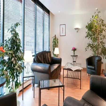 Adagio Access La Defense - Place Charras Aparthotel 3*