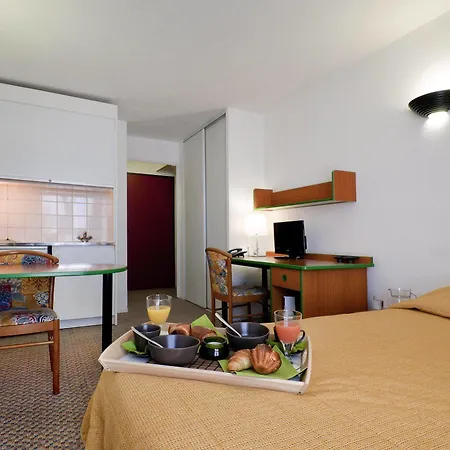 Adagio Access La Defense - Place Charras Aparthotel Courbevoie