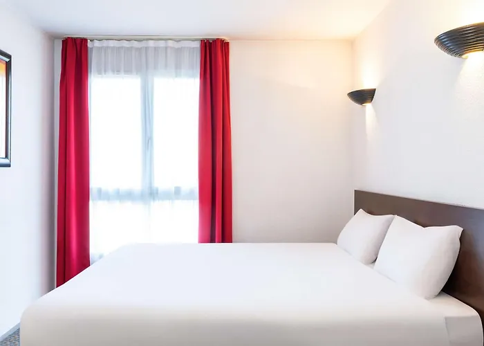 Adagio Access La Defense - Place Charras Aparthotel
