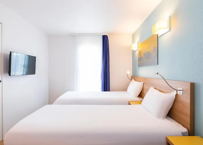 Adagio Access La Defense - Place Charras Aparthotel 3*
