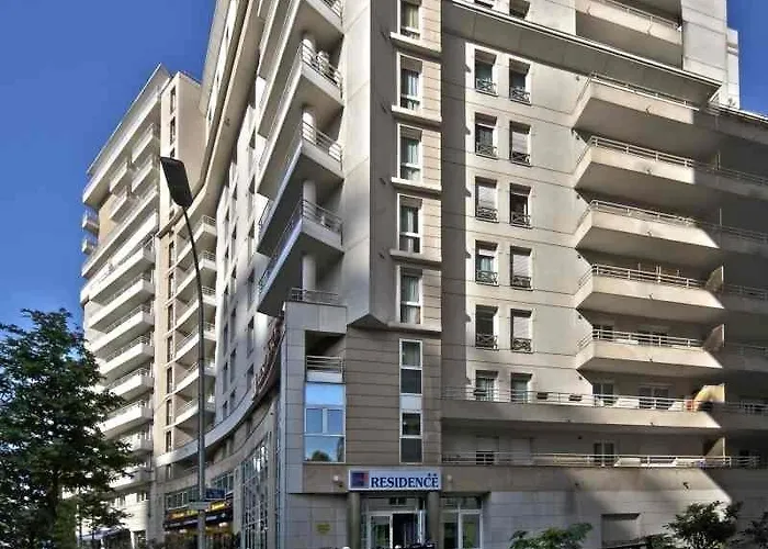 Adagio Access La Defense - Place Charras Aparthotel