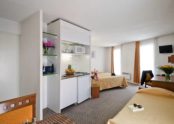 Adagio Access La Defense - Place Charras Aparthotel
