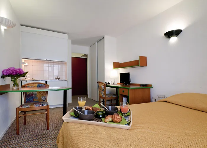 Adagio Access La Defense - Place Charras 3* Courbevoie