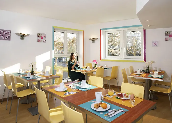 Adagio Access La Defense - Place Charras 3* Courbevoie