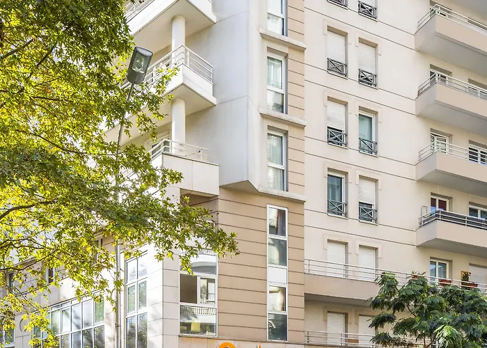 Adagio Access La Defense - Place Charras Aparthotel 3*