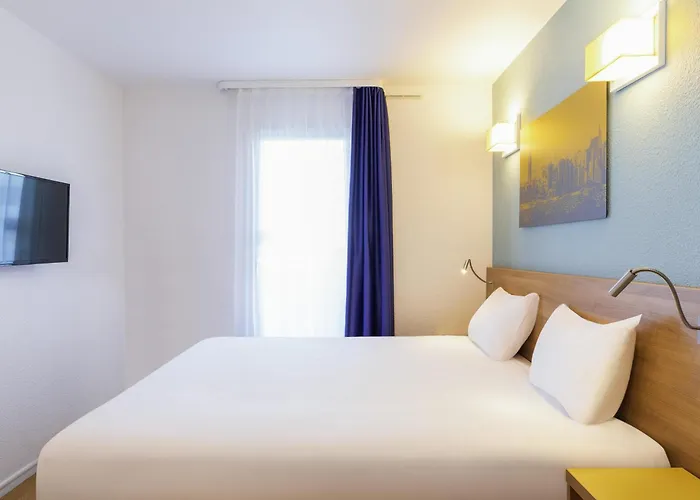 Adagio Access La Defense - Place Charras Aparthotel