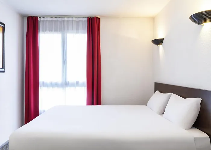 Adagio Access La Defense - Place Charras Aparthotel 3*