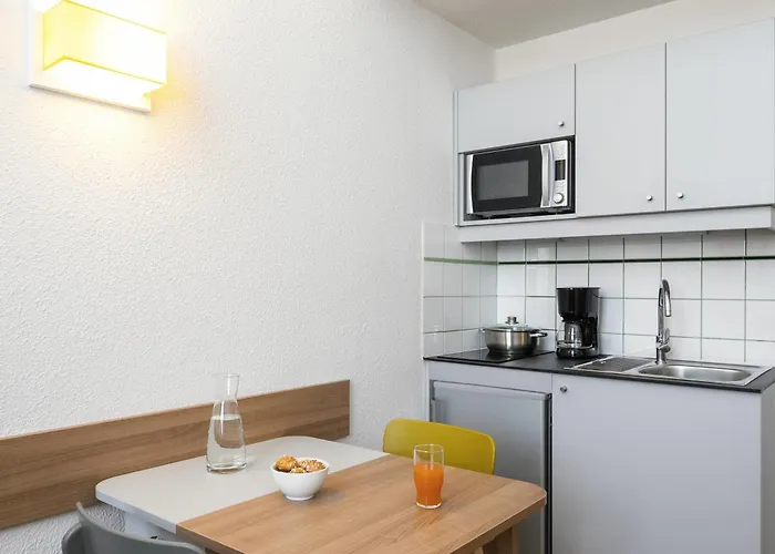 Adagio Access La Defense - Place Charras 3* Courbevoie