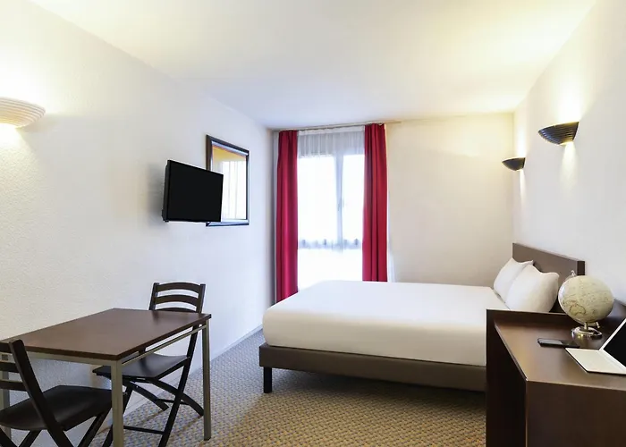 Adagio Access La Defense - Place Charras Aparthotel 3*