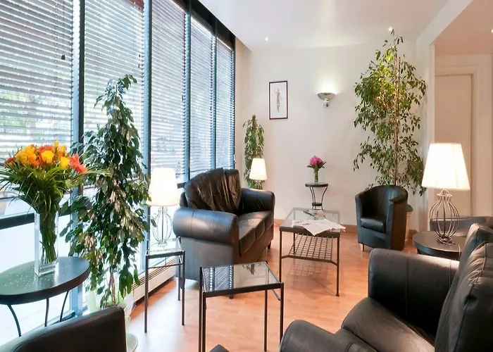 Adagio Access La Defense - Place Charras Aparthotel 3*